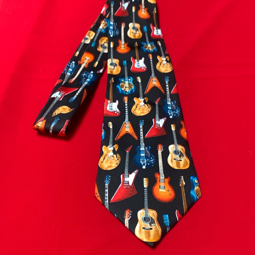 Utopia rayon guitar tie.